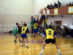 Соревнования по волейболу в спортивном зале.