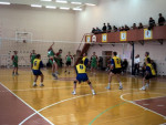 Соревнования по волейболу в спортивном зале.